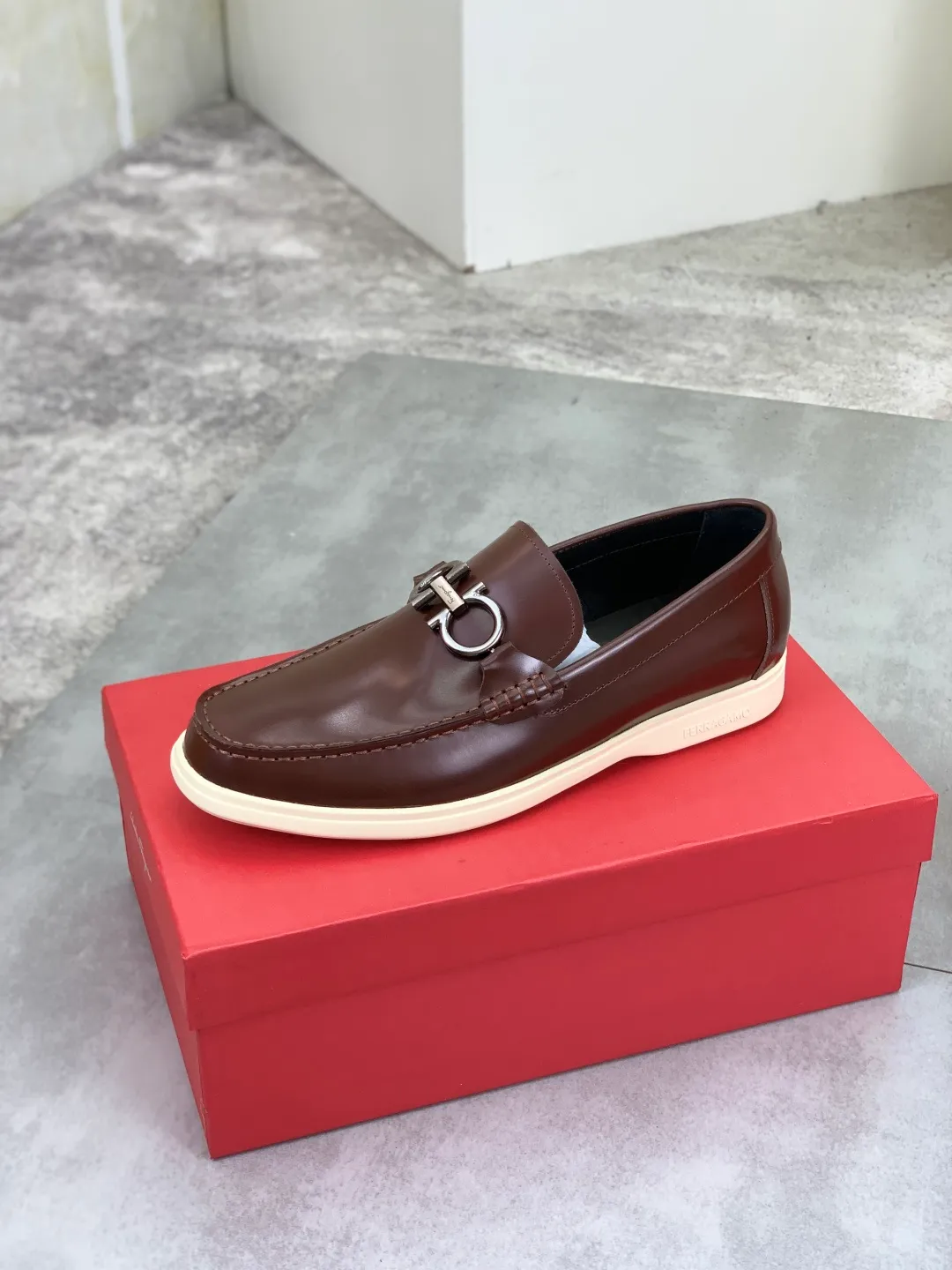 Men's Men's Shoes 💰P580💰[New Style] Water-dyed Niuli 🆘[Salvatore Ferragamo] Ferragamo's latest casual business leather shoes for men! Listed simultaneously! The fabric is made of specially imported original open-edge beaded calfskin, and the interior is made of imported water-dyed cowhide. It is absolutely luxurious and leads the fashion trend. Matching code: 38-44 (45 and 46 can be customized) Black, brown and burgundy colors available